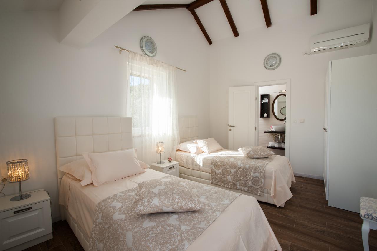 Luxury Villa Kate - In Lucice Bay With Turquoise Sea, Amazing Seaviews, And Heated Pool Milna  Dış mekan fotoğraf