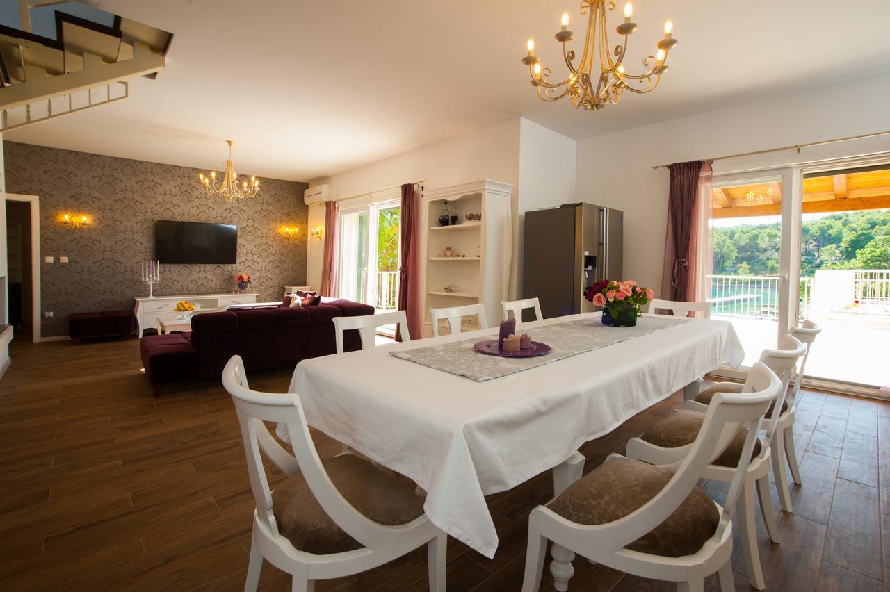 Luxury Villa Kate - In Lucice Bay With Turquoise Sea, Amazing Seaviews, And Heated Pool Milna  Dış mekan fotoğraf